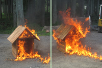 木の小屋にガソリンを投入しての燃焼実験