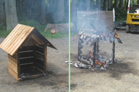 木の小屋にガソリンを投入しての燃焼実験